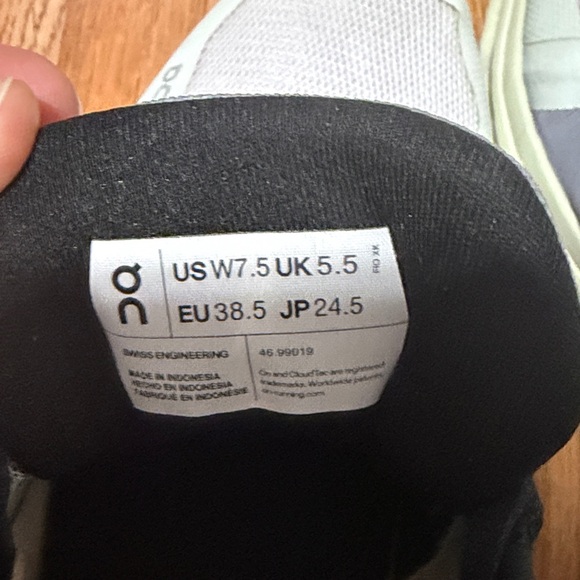 On Cloudrunner women's running shoes in the 'Frost/Aloe' colorwa size 7.5 - Picture 7 of 7